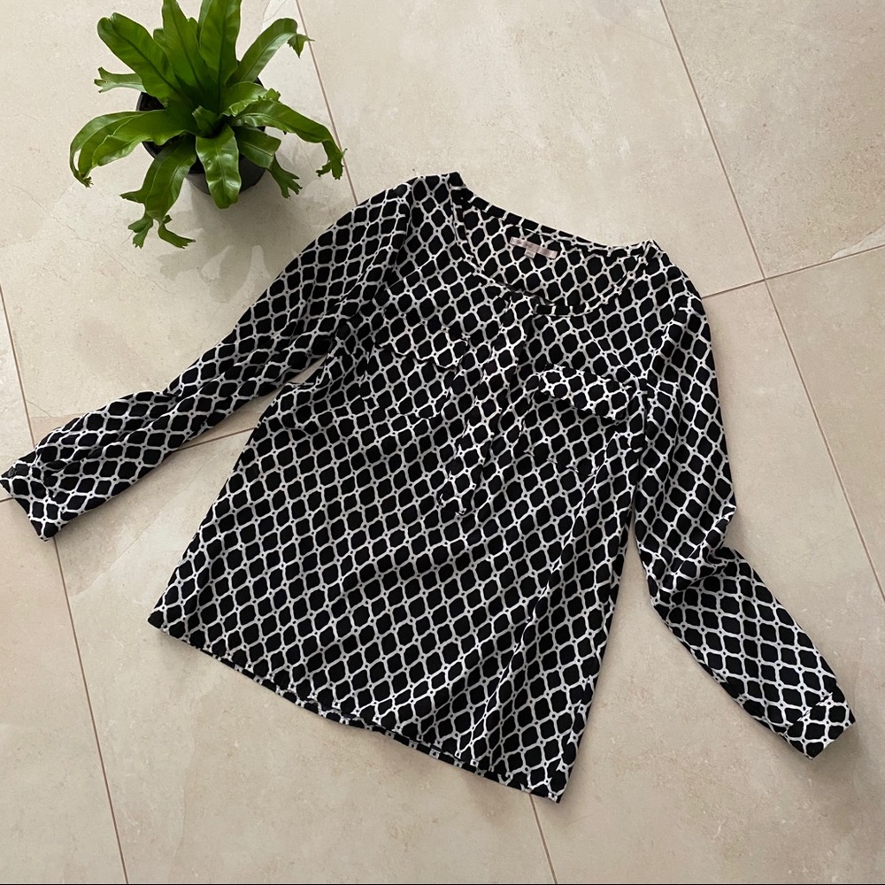 ❤️ 3/$20 Black blouse with white design